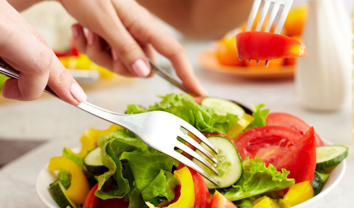 salade de légumes pendant l'élimination des parasites