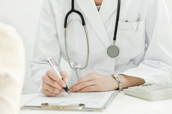 Un médecin qui traite les infestations helminthiques